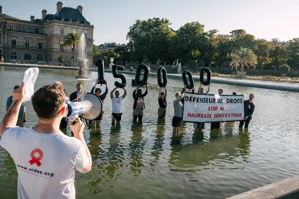Mobilisation d'associations devant le Sénat contre la nomination de François-Noël Buffet au poste de Défenseur des droits.