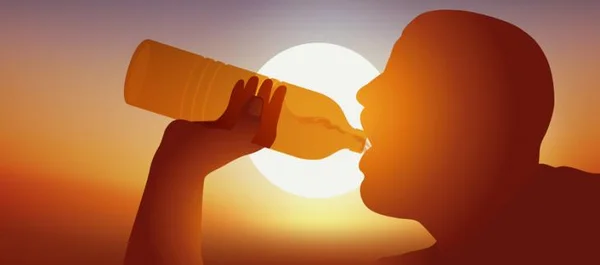 Illustration représentant une personne s'hydratant face à un soleil ardent, symbole des fortes chaleurs.