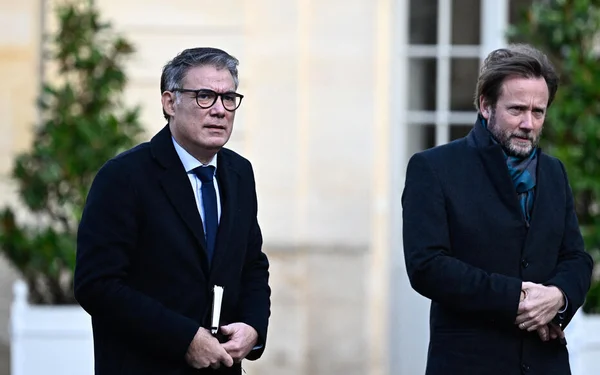 Boris Vallaud et Olivier Faure devant un bâtiment moderne.