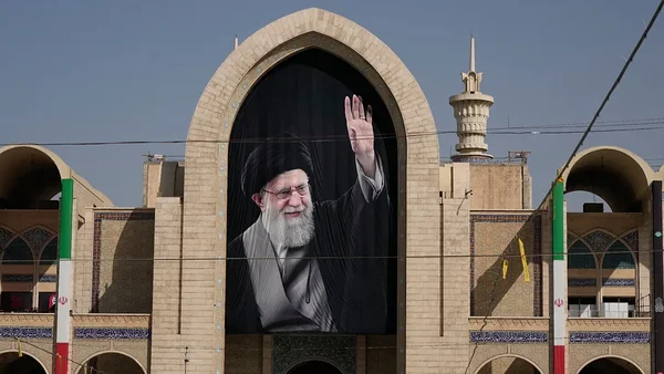 Bannière géante à l'effigie de l'ayatollah Khamenei accrochée sur un bâtiment à Téhéran.