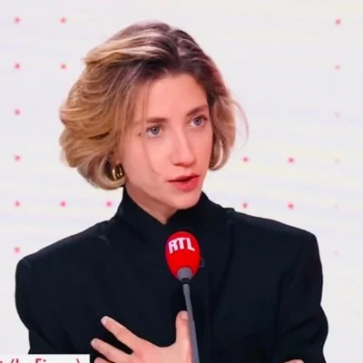 Une journaliste de RTL interviewe un invité sur le sujet.