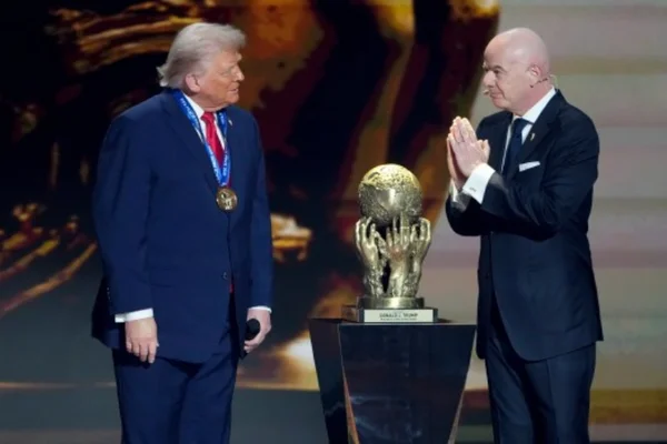 Donald Trump et Gianni Infantino aux côtés du trophée de la Coupe du monde.