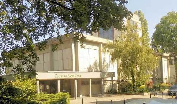 L'église du Sacré-Cœur de Mulhouse, un édifice moderne en béton dans le quartier du Rebberg.