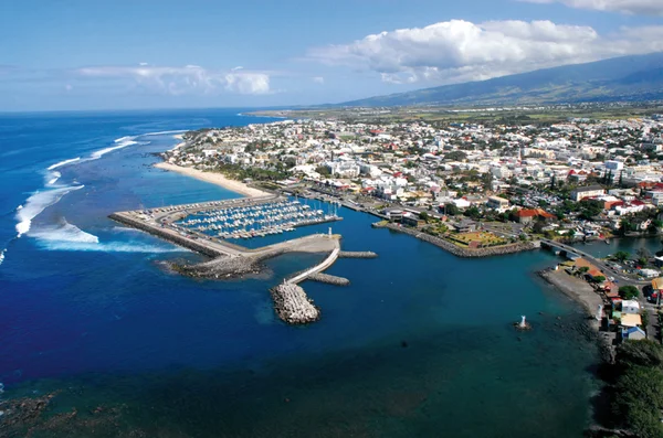 Vue aérienne de Saint-Pierre, La Réunion, épicentre de la crise liée au 'dou'.