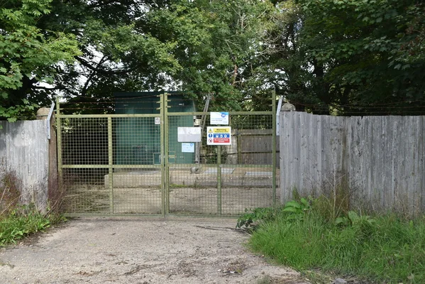Accès restreint à une installation de Southern Water, signalé par des panneaux d'avertissement.