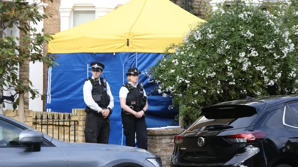 Scène de crime après le meurtre de Sir David Amess, avec une tente médico-légale et des policiers en faction