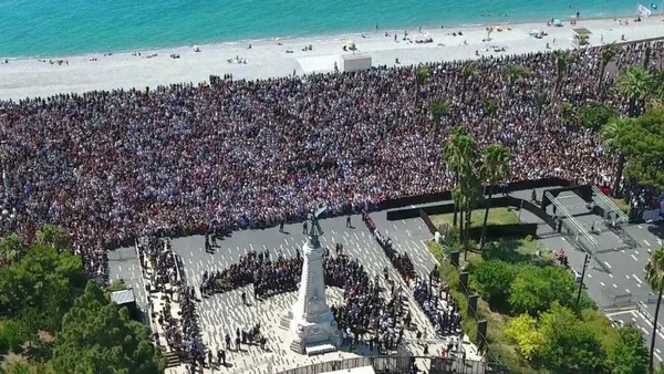 Foule rassemblée sur la Promenade des Anglais pour une commémoration de l'attentat du 14 juillet 2016, vue du ciel.