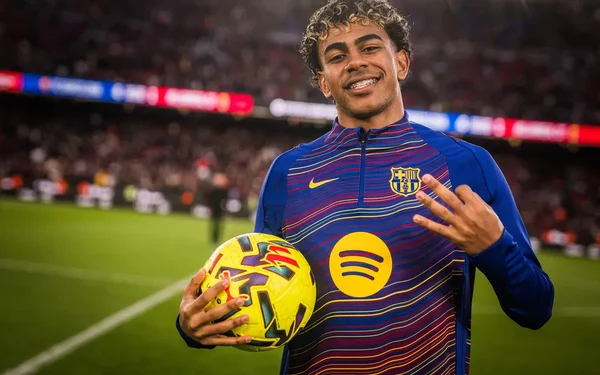 Lamine Yamal souriant après un triplé avec le Barça.