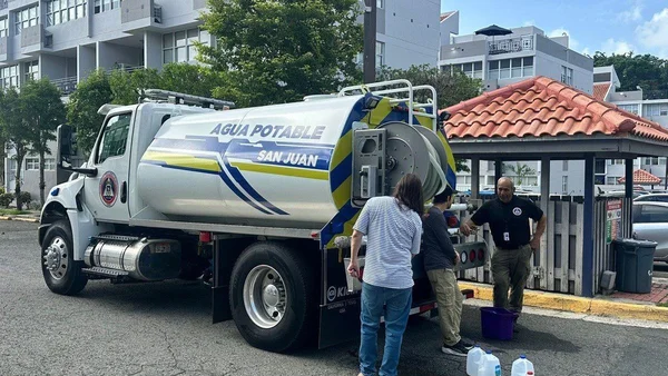 Distribution d'eau potable par un camion-citerne municipal à San Juan, Porto Rico