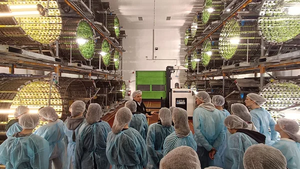 Visite du public dans une ferme verticale lors des Journées Usines Ouvertes, illustrant l'initiative 'Donner à voir pour donner envie'.