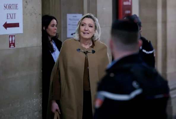 Marine Le Pen quittant le palais de justice.