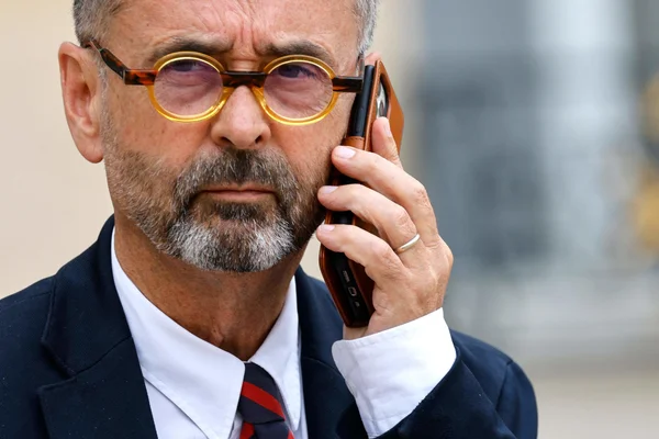 Robert Ménard au téléphone.