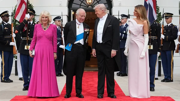 Le roi Charles III, la reine Camilla, Donald Trump et Melania Trump sur le tapis rouge à Windsor.