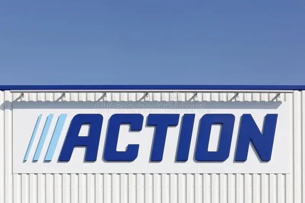 Façade en tôle du magasin Action avec son logo.