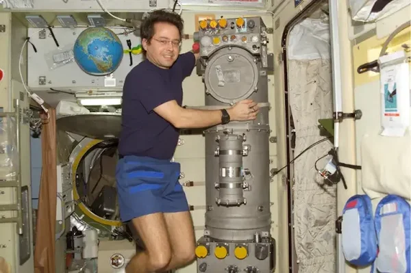 Astronaute en apesanteur dans le module Zvezda de l'ISS.