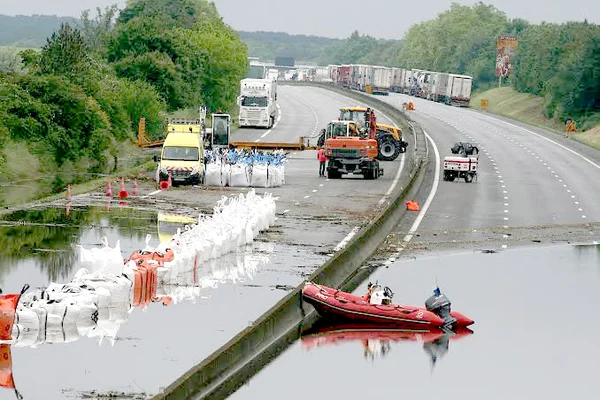 Intervention d'urgence après une inondation sur une autoroute, avec déviation de la circulation.