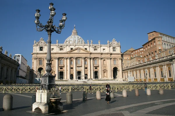 La façade et le dôme de la basilique Saint-Pierre au Vatican, sous un ciel clair.