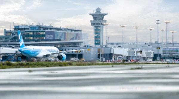 Appareil Transavia au terminal de l'aéroport Paris-Orly.