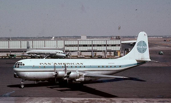 L'épave du 'Clipper Endeavor' (vol Pan Am 526A) gisant sur le plancher océanique, 74 ans après le crash