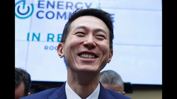 Shou Zi Chew, PDG de TikTok, devant un écran de la Commission de l'énergie.