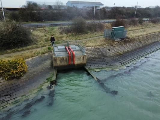 Exutoire d'égout de Southern Water à Portsmouth, illustrant les infrastructures de traitement des eaux usées.