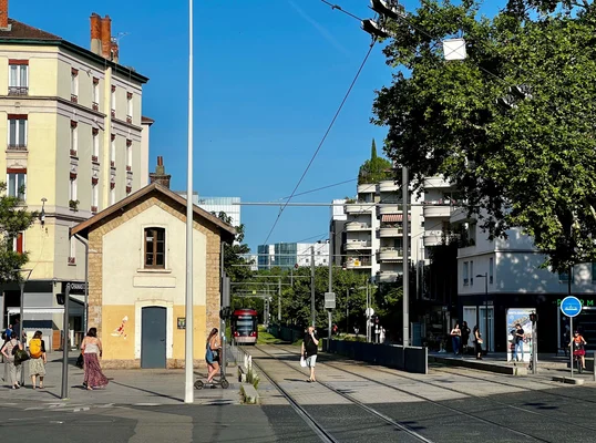La station de tramway Dauphiné - Lacassagne, dans le 3e arrondissement de Lyon, un jour d'été ensoleillé.