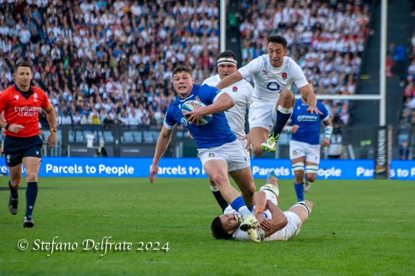 Action de jeu lors du match Italie contre Angleterre au Tournoi des Six Nations 2024 au Stadio Olimpico de Rome.