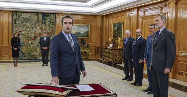 Carlos Cuerpo prêtant serment comme ministre de l'Économie et du Commerce.
