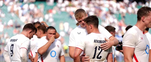 Joueurs anglais se soutenant après le match, en réaction aux insultes racistes.