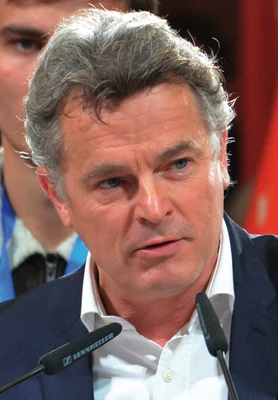 Fabien Roussel s'adressant à la presse.
