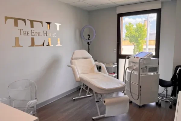 L'intérieur d'un salon The Epil House, montrant l'équipement laser et la signalétique de l'enseigne.