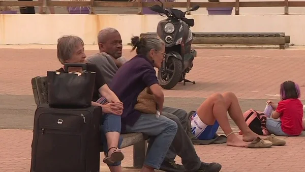 Des habitants évacués, assis sur un banc avec leurs bagages, expriment leur détresse face aux incendies dans le Sud-Ouest.