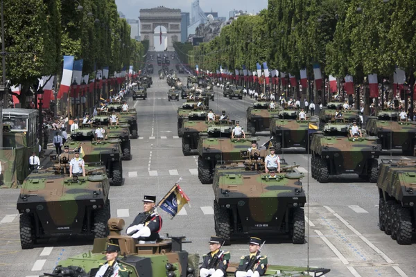 Défilé militaire du 14 juillet sur les Champs-Élysées, avec l'Arc de Triomphe en toile de fond