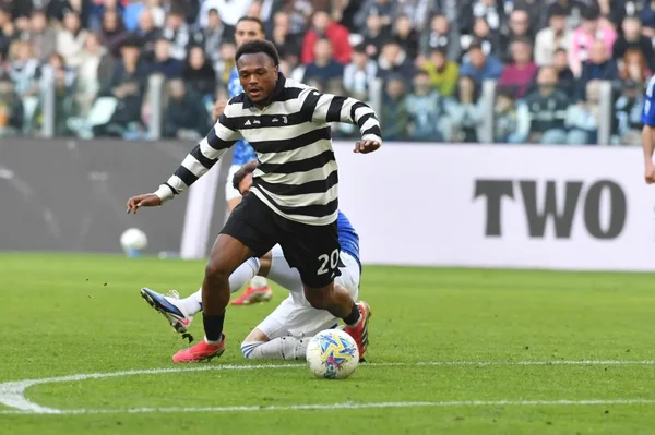 Lois Openda avec la Juventus sous la pression adverse.