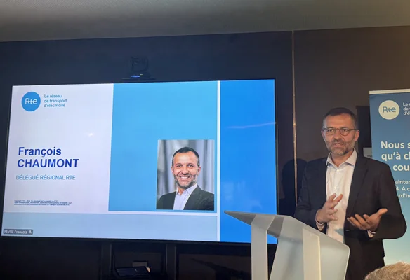 François Chaumont, représentant de RTE, lors d'une présentation sur les défis du réseau électrique.