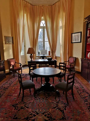 La résidence de France en Iran, avec son décor de tapis persan et son mobilier classique.