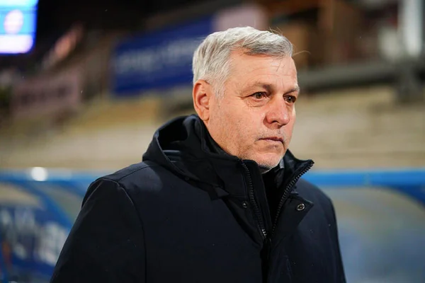 Bruno Genesio, entraîneur de l'OM, en plan serré, affichant une expression déterminée.