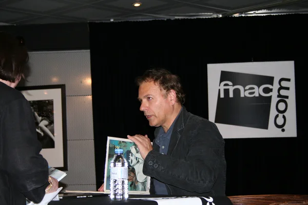 Enki Bilal en séance de dédicaces à la Fnac des Ternes à Paris.