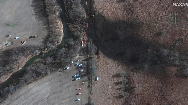 Image satellite du site de la fuite de l'oléoduc Keystone au Kansas, avec des véhicules de travail garés.