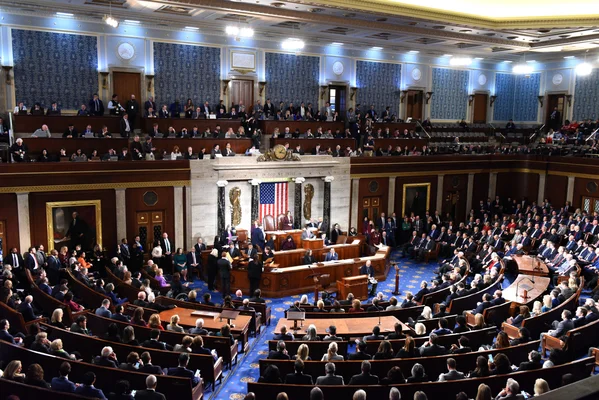 La Chambre des représentants des États-Unis en session, cadre du débat politique américain.