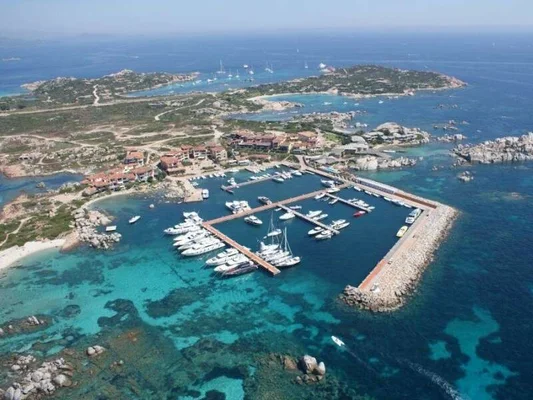 Le port de Cavallo vu du ciel, avec ses yachts et ses infrastructures touristiques.