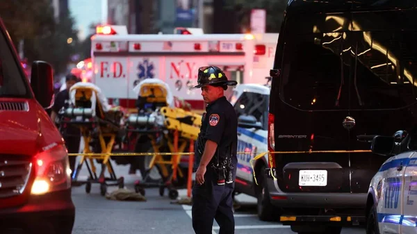 Pompier sur les lieux d'une intervention d'urgence à New York.
