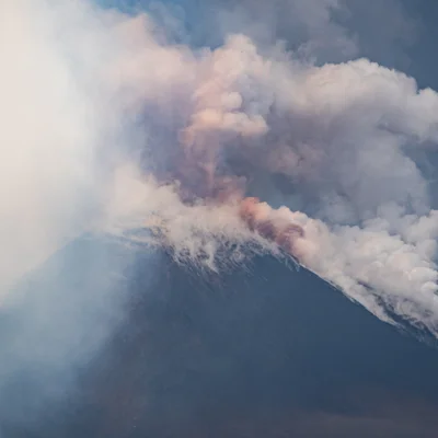 Panache de cendres et fumée s'élevant de l'Etna à 3 100 m d'altitude.