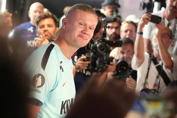 Erling Haaland au milieu des médias lors d'un événement de la Coupe du monde.
