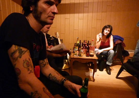 Lio avec le groupe Phantom après un concert au Salon, Silly, le 14 novembre 2009.