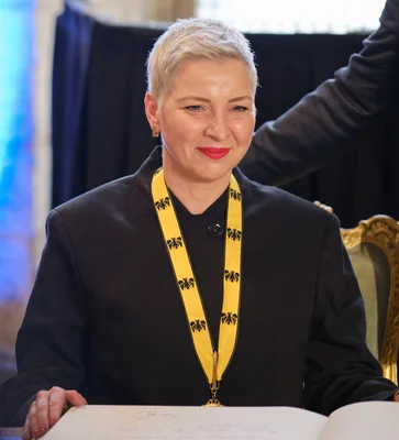 Maria Kolesnikova, opposante biélorusse, dans une pose posée avec un ruban jaune.