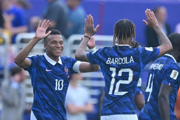 Célébration des Bleus après un but contre le Paraguay.