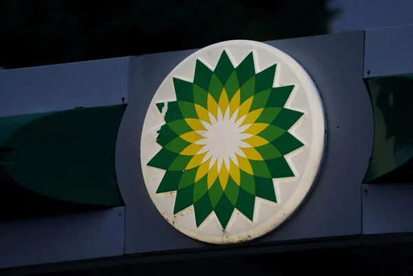Logo de BP sur un panneau signalétique