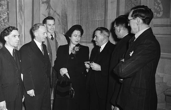 Débat sur la nationalisation de l'acier à Shotton en décembre 1948, avec des participants en tenue formelle.