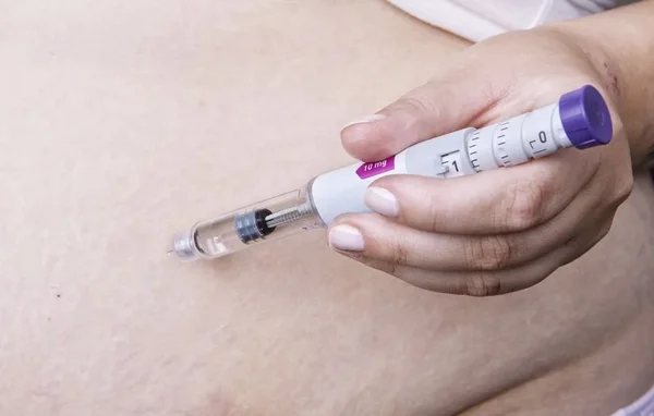 Injection d'un peptide à l'aide d'un stylo injecteur, illustration des risques liés à l'utilisation de peptides vendus sur Internet.